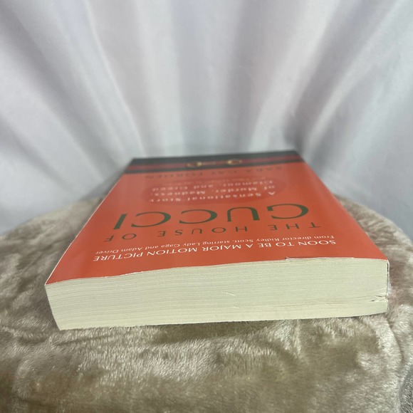 The House of GUCCI Book Softcover New Gucci Story Sara Gay Forden - Picture 4 of 7